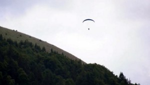 Do neprístupného terénu pri Donovaloch sa zrútil paraglajdista