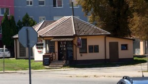 Predavačku surovo zbil lupič, je v opatere lekárov