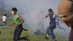 Potýčky migrantov s políciou. Minimálne 250 ľudí sa zranilo