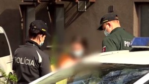 Budúca matka a jej kamarát nafúkali za volantom. Obaja šoférovali to isté auto