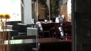 Andrej si prišiel do kaviarne vypiť kávu. Odchádzal z nej v sprievode policajtov