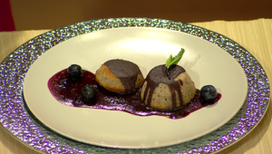 Čokoládové brownies s čučoriedkami, čučoriedkovou omáčkou a karamelovou trávou