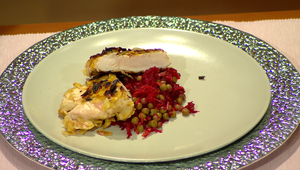 Kuracie prsia obalené v mandliach s cviklovým šalátom