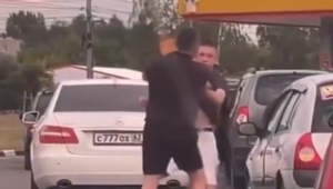 Putin pripustil problémy s nedostatkom pohonných hmôt. Ľudia sa pre benzín aj bijú