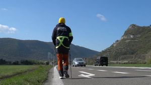 Malý Vilko bojuje so vzácnym ochorením. Jeho otec kráča naprieč Slovenskom, aby našiel darcov na liek