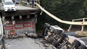 Pod kamiónom spadol nadjazd, jeden človek prišiel o život