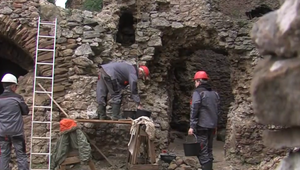 Ľudia dostali prácu a obnovovali hrady. Unikátny projekt je ale ohrozený