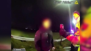 Opitý vodič prerazil zvodidlá a skončil v poli. Po nehode sa pokúsil utiecť