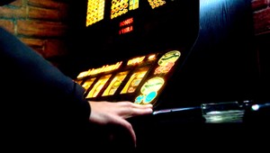 Mladík zaspal nad hracím automatom. Zlodej to využil, peniaze mu ukradol