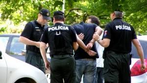 Policajti chytili policajta. Privyrábal si ako drogový díler!