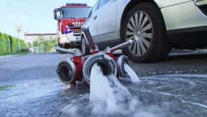 V radovej zástavbe prasklo potrubie, voda zaplavila viacero suterénov