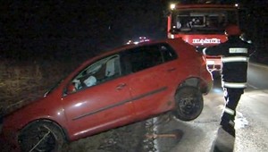 Vodič (30) nezvládol predbiehanie, skončil na streche