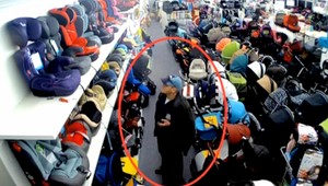 Zlodej kradol priamo pod bezpečnostnými kamerami