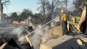 Hasiči v Kalifornii bojujú s ničivými požiarmi: Počet obetí stúpol na 16