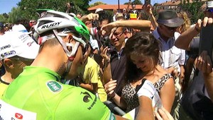 VIDEO: Sagan prijal výzvu. Podpísal sa na prsia fanúšičky