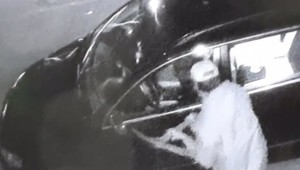 Dávid zaparkoval auto pred panelák. Vyhliadol si ho ale neznámy páchateľ s krompáčom