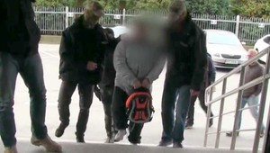 Mladú ženu stiahol z kože a ušil z nej vestu. Podozrivého už zadržali