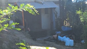 Dôvodom požiaru a prestrelky bolo, že muž mal páliť ženské telo