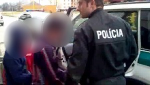 Rómske deti sa zabarikádovali v škole. Takto ich zatýkali...