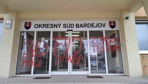 Neznámy páchateľ sprejom poškodil budovu Okresného súdu