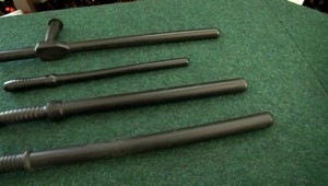 Mladíci tvrdia, že ich zneužili policajným obuškom