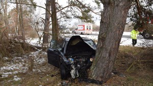 Vodič zišiel z cesty a narazil do stromu. Na mieste zasahoval vrtuľník