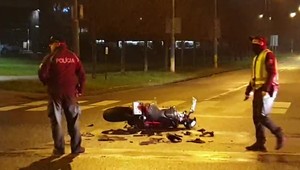 Hrozivá nehoda v Bratislave: Policajti sa zrazili s motorkárom, motorka skončila zdemolovaná