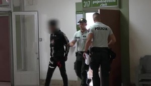 Mladík prepadol na ulici staršiu ženu. Keď mu odmietla dať peniaze, udrel ju palicou