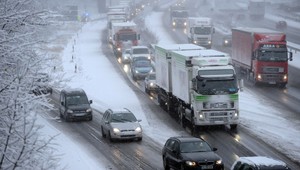 Sneh v Bratislave narobil problémy, doprava kolabovala