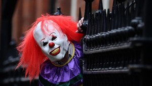 Klauni vyčíňajú v Škandinávii, mladíka porezali rozbitou fľašou