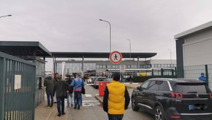 Automobilky naprieč Európou zastavujú svoju výrobu