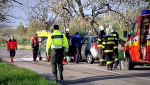 Mladá vodička prešla do protismeru a havarovala, od domu ju delili metre