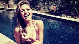 Sexbomba Kelly Rohrbach v akcii. Pri záchrane jej neprekážalo ani poprsie