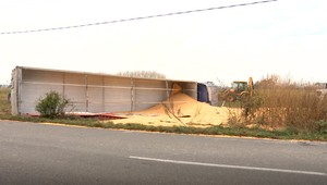 Na ceste zostali vysypané stovky kíl kukurice. Kamionistu premohol alkohol v krvi