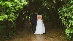 Svadbu vonku si užili aj v škaredom počasí: Pomóc! Takto dopadla nevesta s družičkami