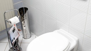 Polícia rieši upchatý záchod v banke. Niekto chcel spláchnuť tisíce