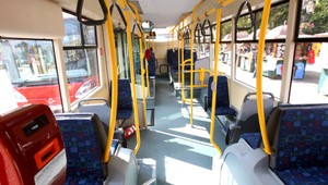 Muž napadol v MHD manželský pár. Polícia hľadá svedkov incidentu