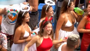 Ukážeme vám karneval, kde sú samé sexi ženy