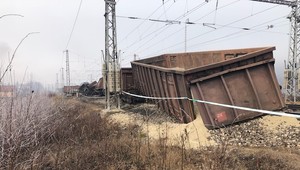 FOTO: Železničiari hlásia meškania vlakov. Vykoľajené vagóny sa nepodarilo zatiaľ odstrániť