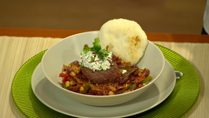 Chilli con carne z hovädzej sviečkovice, koriandrový tvaroh, arapas - varená kukuričná múka