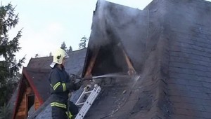 Koliba v plameňoch! Desiatky hasičov v teréne
