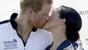 FOTOGALÉRIA: Harry a Meghan predviedli kráľovský bozk
