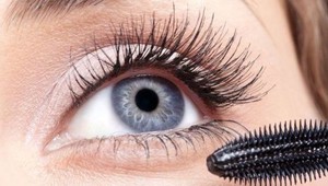 Hygienici varujú pred nebezpečným sérom na rast mihaľníc