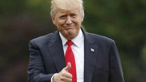 Trumpovi vztýčenie vlajky nestačí. Na Mesiaci chce základňu pre misie na Mars