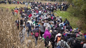 Slovinskom ďalej prúdia utečenci, Holandsko kritizuje východ Únie