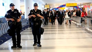 Polícia sleduje ľudí v lietadlách. Vytreštené oči ich môžu dostať na zoznam podozrivých