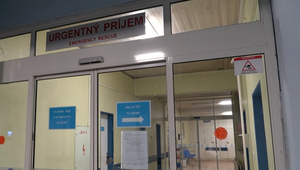 Núdzové tlačidlá v akcii kvôli pacientovi: Zdravotníci boli ohrození mužom s palicou