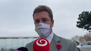 Minister dopravy navrhuje prísnejšie podmienky pre cestujúcich kvôli novému variantu