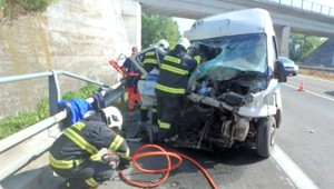 Dodávka narazila na D1-ke do kamióna, spolujazdec bojuje o život