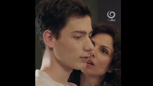 Matej Landl ml. šokuje. Intímne scény s herečkou vo veku jeho mamy!